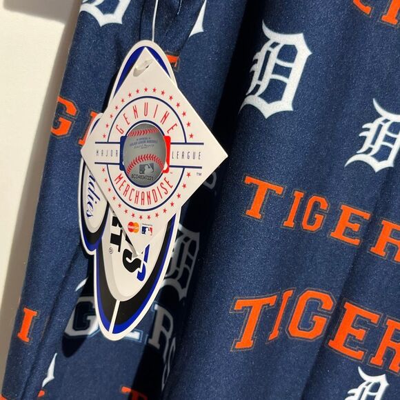 Detroit Tigers Concepts Sport Women's Zest Allover Print Button-Up Shirt & Short - Picture 7 of 12